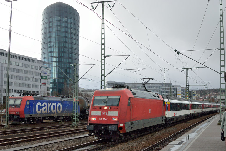 101 094 mit IC 280 und 482 008 bei km 15,6 (Januar 2014)