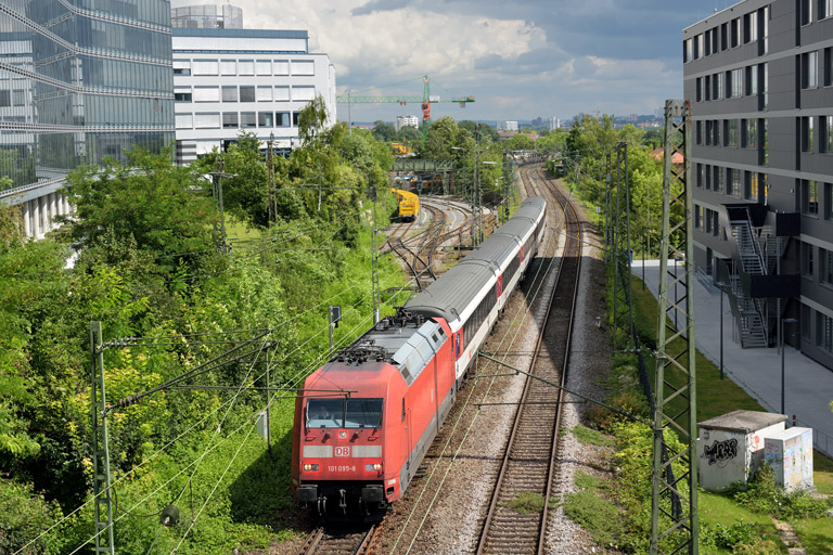 101 095 mit IC 185 bei km 3,2 (August 2014)
