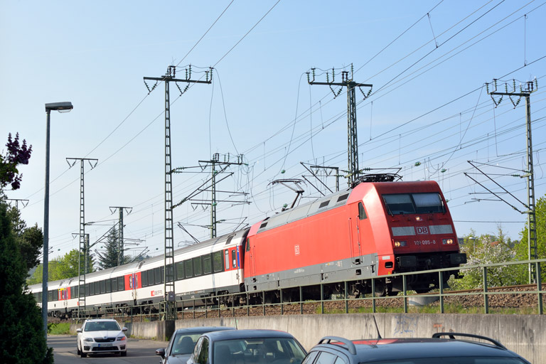 101 095 mit IC 284 bei km 16,6 (April 2014)