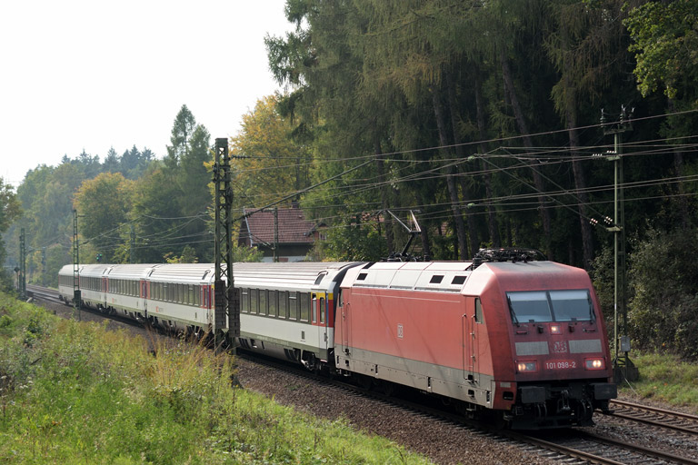 101 098 mit IC 186 bei km 18,2 (Oktober 2014)
