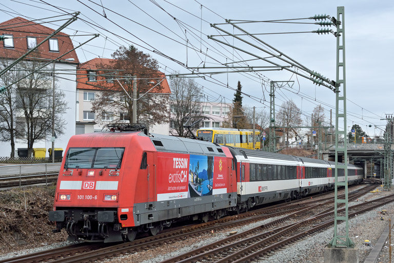 101 100 mit IC 185 bei km 15,4 (Februar 2014)