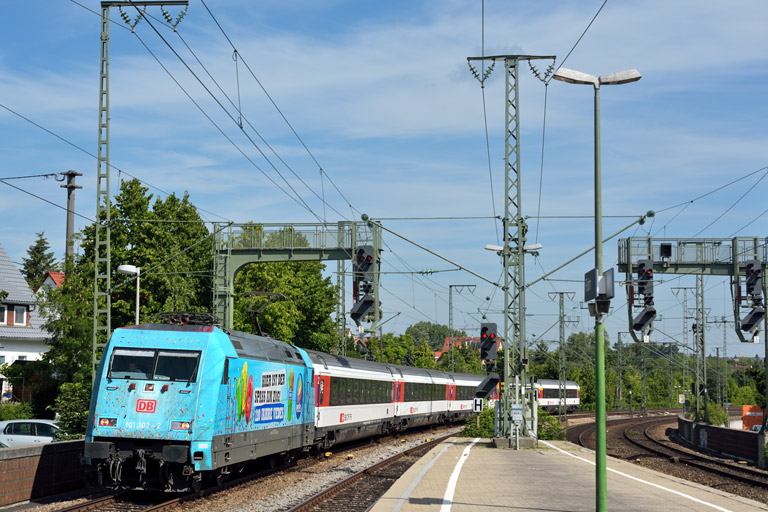 101 102 mit IC 183 bei km 16,6 (Juni 2014)