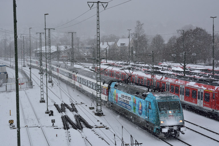 101 102 mit IC 282 bei km 16,0 (Dezember 2014)