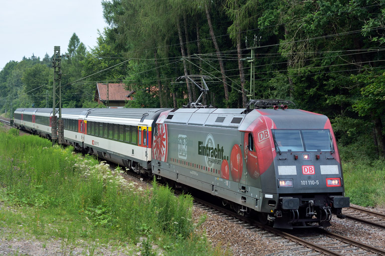 101 110 mit IC 282 bei km 18,0 (Juli 2014)