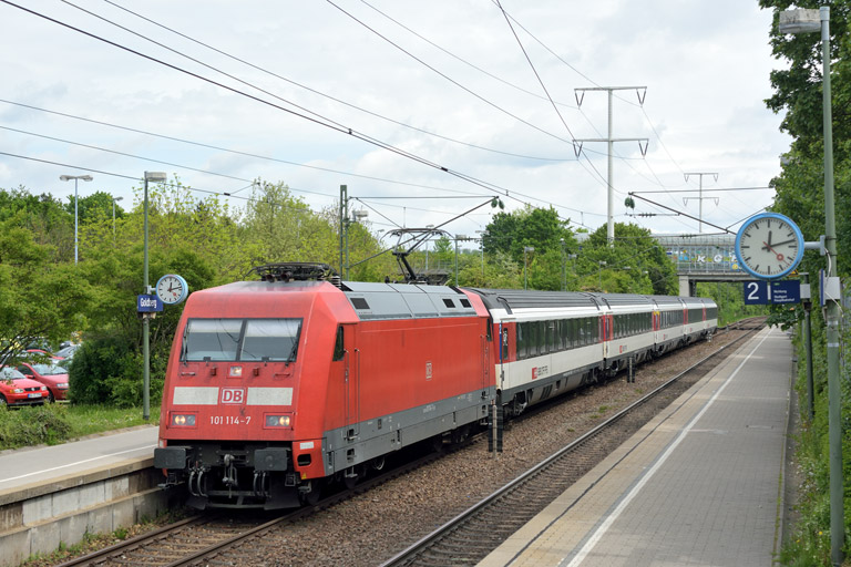 101 114 mit IC 185 bei km 24,6 (Mai 2014)