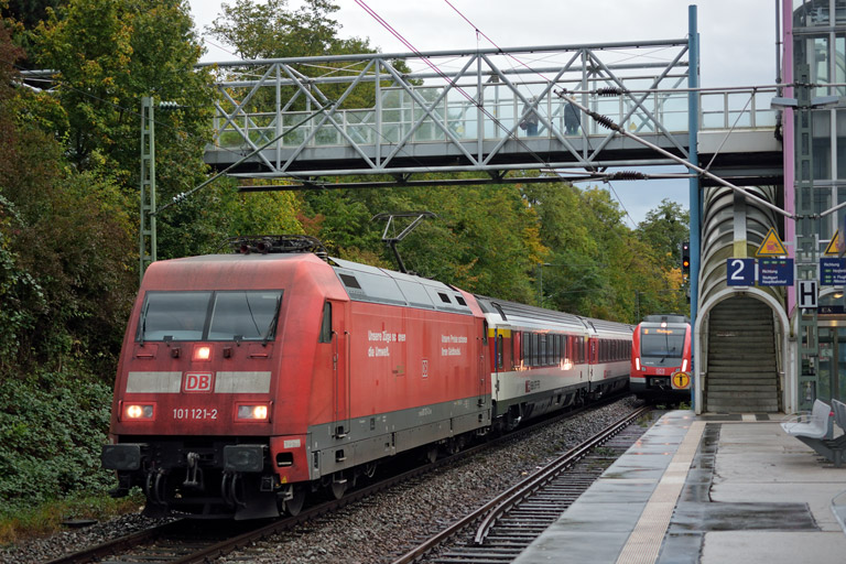 101 121 mit IC 184 bei km 14,2 (Oktober 2014)