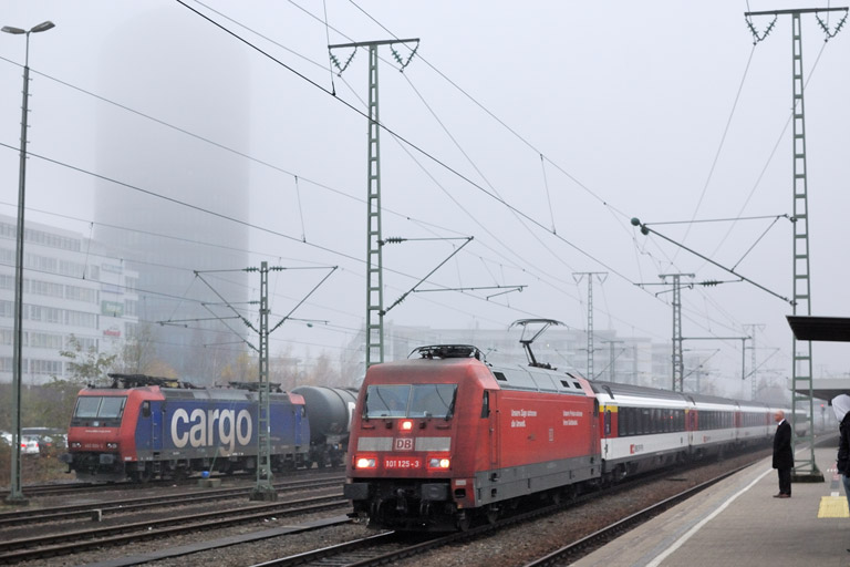 101 125 mit IC 280 und 482 026 bei km 15,6 (Dezember 2014)