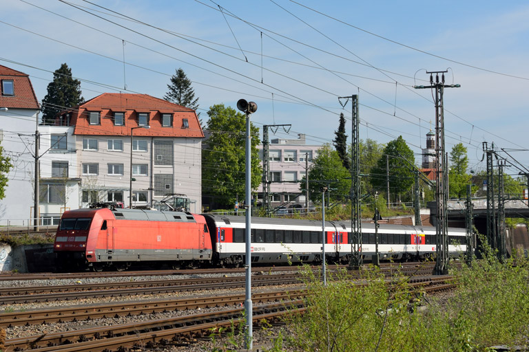 101 139 mit IC 183 bei km 15,4 (April 2014)