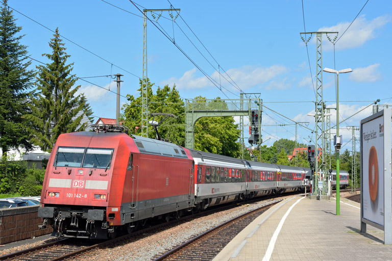 101 142 mit IC 185 bei km 16,6 (August 2014)