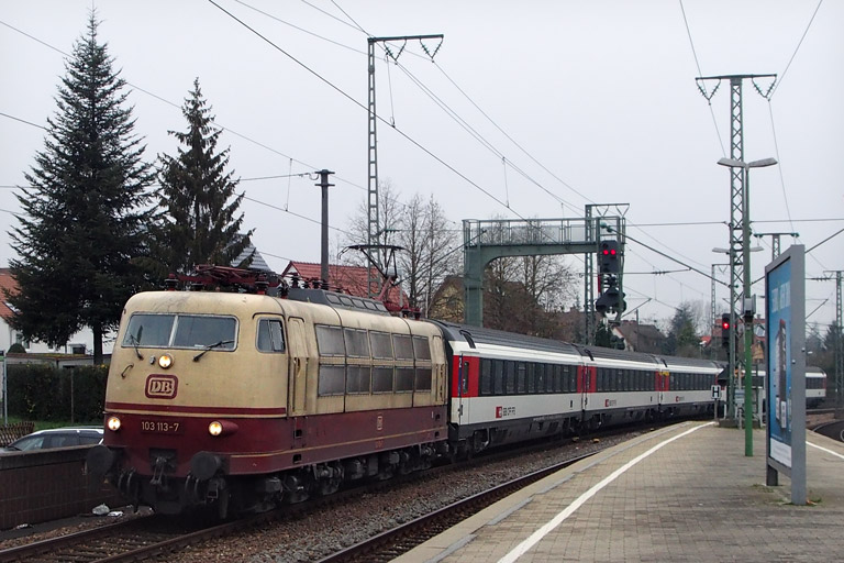 103 113 mit IC 185 bei km 16,6 (Dezember 2014)