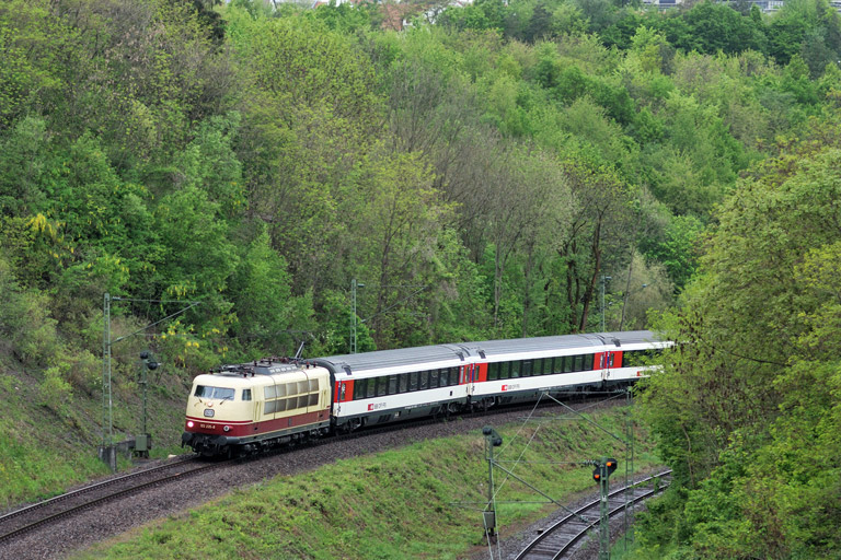 103 235 mit IC 181 bei km 13,6 (April 2014)