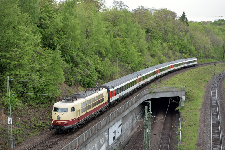 103 235 mit IC 181 bei km 13,8 (April 2014)