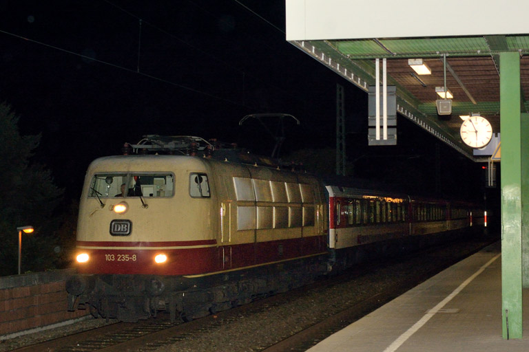 103 235 mit IC 184 bei km 16,8 (Oktober 2014)
