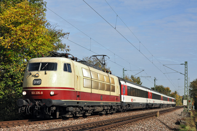 103 235 mit IC 185 bei km 12,8 (Oktober 2014)