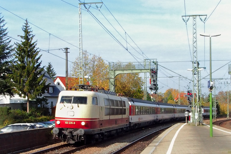 103 235 mit IC 185 bei km 16,6 (Oktober 2014)