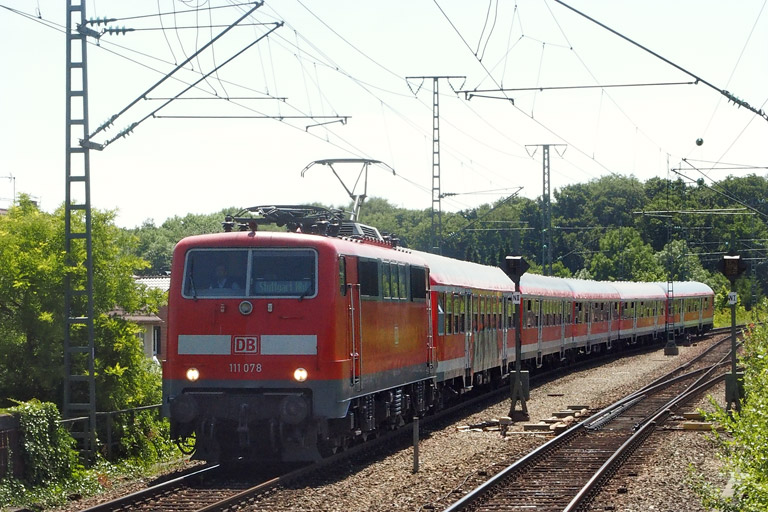 111 078 mit RE 19006 bei km 16,8 (Juni 2014)