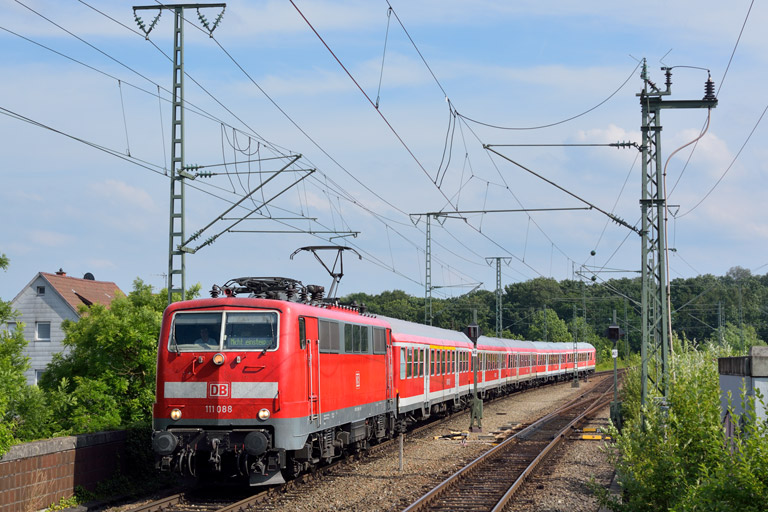 111 088 mit Lr 70670 bei km 16,8 (Juni 2014)