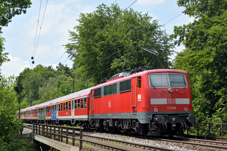 111 088 mit RE 19005 bei km 18,4 (Juni 2014)