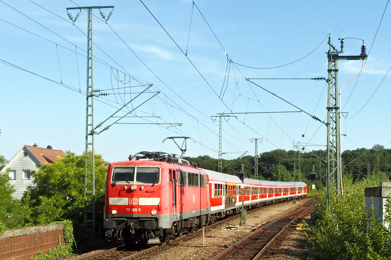 111 166 mit RbZ 19000 bei km 16,8 (Juli 2014)