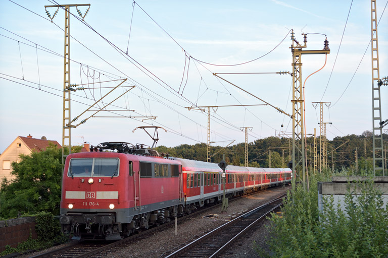 111 176 mit Lr 70671 bei km 16,8 (Juni 2014)