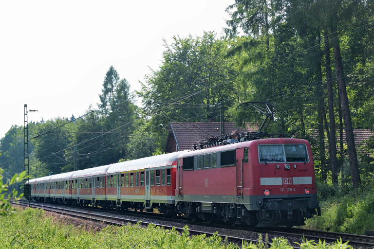 111 176 mit RE 19007 bei km 18,2 (Juni 2014)
