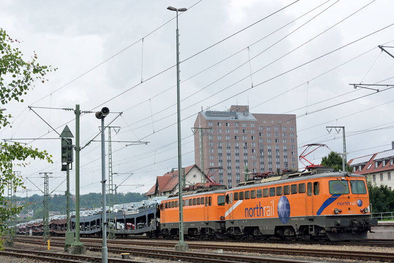1142 579 und 1142 635 mit DPF-K 13408 bei km 15,6 (August 2014)