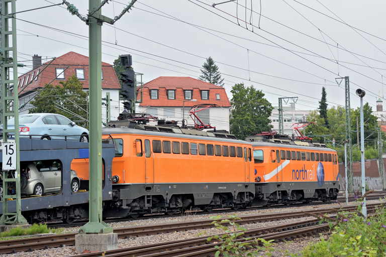 1142 579 und 1142 635 mit DPF-K 13408 bei km 15,4 (August 2014)