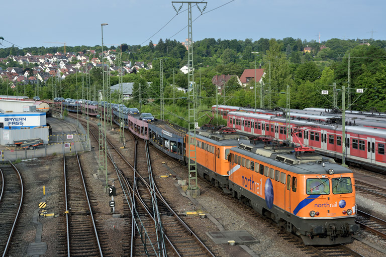 1142 579 und 1142 635 mit DPF-K 13408 bei km 16,0 (Juli 2014)