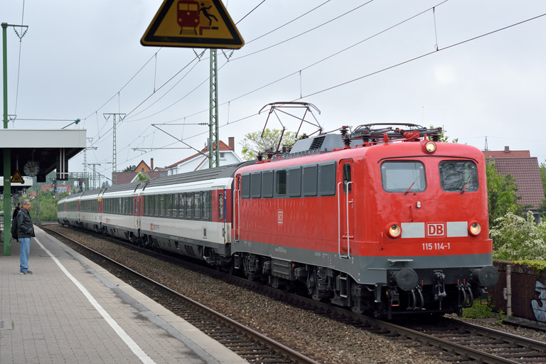 115 114 mit IC 183 bei km 16,8 (Mai 2014)