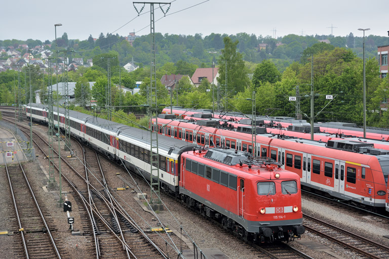 115 114 mit IC 282 bei km 16,0 (Mai 2014)