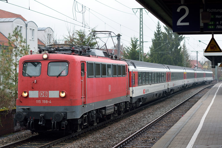115 198 mit IC 185 bei km 16,8 (Dezember 2014)