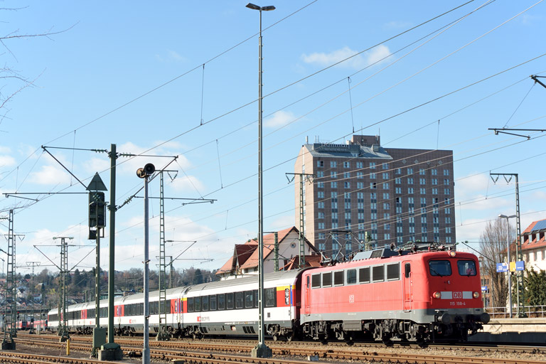 115 198 mit IC 282 bei km 15,6 (Februar 2014)