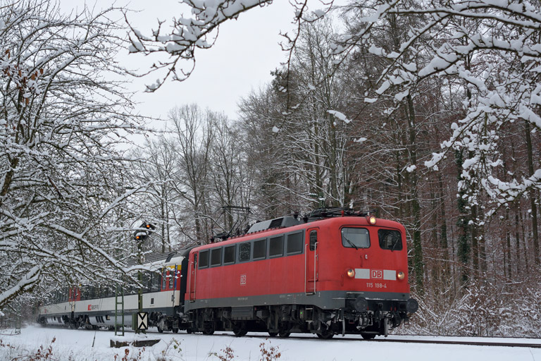 115 198 mit IC 282 bei km 10,6 (Dezember 2014)