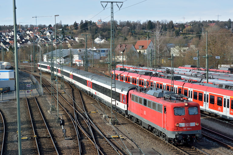 115 198 mit IC 284 bei km 16,0 (M&auml;rz 2014)