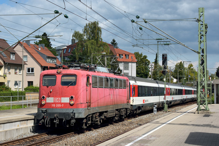 115 205 mit IC 2517 bei km 15,6 (August 2014)