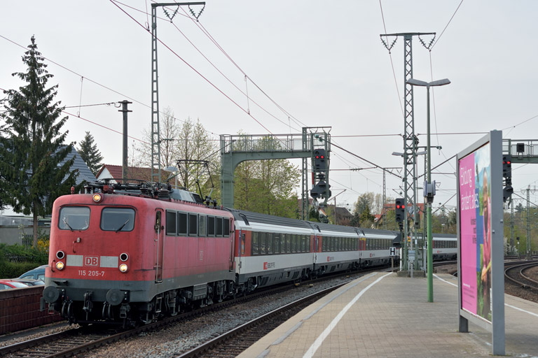 115 205 mit IC 283 bei km 16,8 (April 2014)