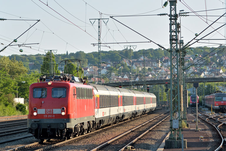 115 261 mit IC 182 bei km 15,8 (Juni 2014)