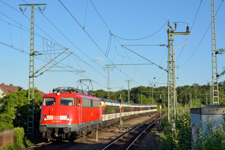 115 293 mit IC 182 bei km 16,8 (Mai 2014)