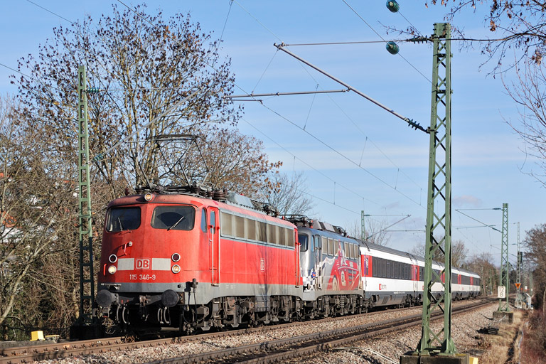 115 346 und 115 509 mit IC 185 bei km 12,8 (Januar 2014)