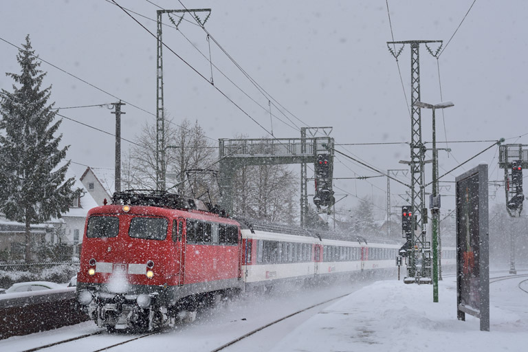 115 383 mit IC 185 bei km 16,6 (Dezember 2014)