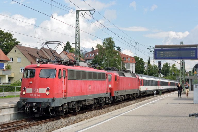 115 383 und 120 122 mit IC 185 bei km 15,6 (August 2014)