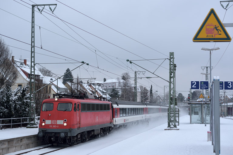 115 383 mit IC 185 bei km 15,6 (Dezember 2014)