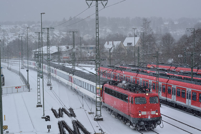115 383 mit IC 282 bei km 16,0 (Dezember 2014)
