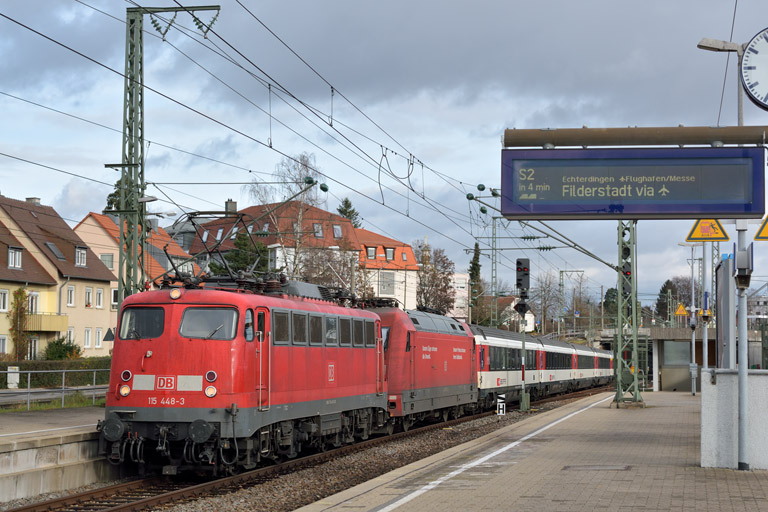 115 448 und 101 125 mit IC 185 bei km 15,6 (Dezember 2014)