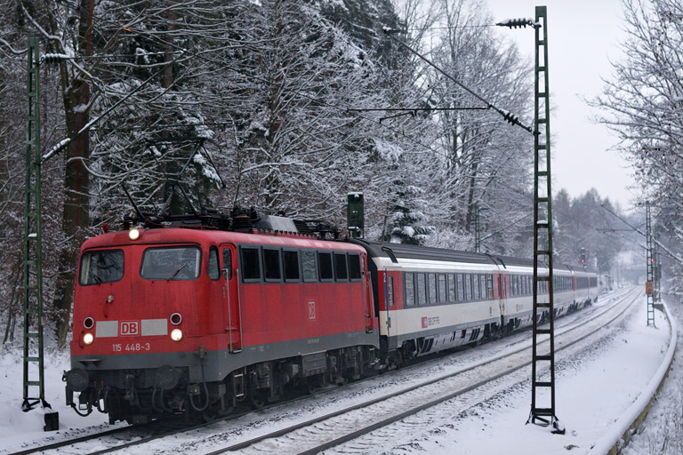 115 448 mit IC 281 bei km 18,6 (Dezember 2014)