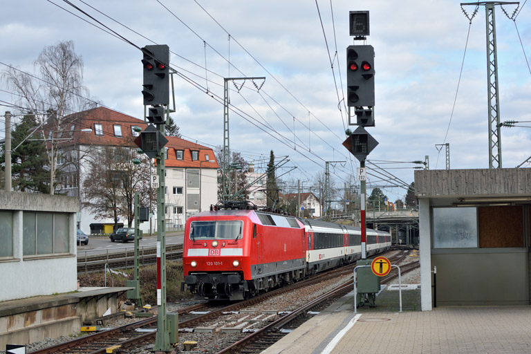 120 101 mit IC 185 bei km 15,4 (Dezember 2014)