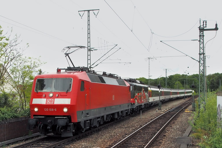 120 108 und 115 509 mit IC 282 bei km 16,8 (April 2014)