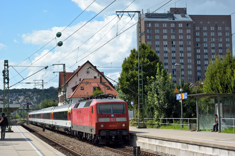 120 110 mit IC 2517 bei km 15,6 (August 2014)