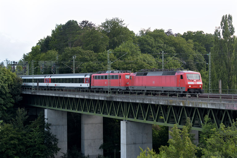 120 122 und 115 198 mit IC 184 bei km 14,6 (August 2014)