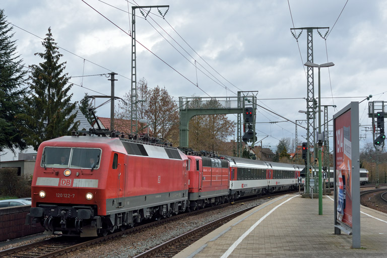 120 122 und 181 214 mit IC 187 bei km 16,6 (Februar 2014)